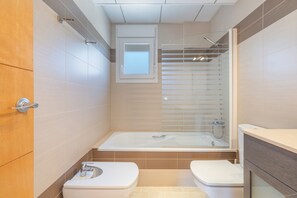 Badewanne, Haartrockner, Handtücher
