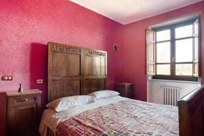 4 habitaciones, tabla de planchar con plancha y ropa de cama