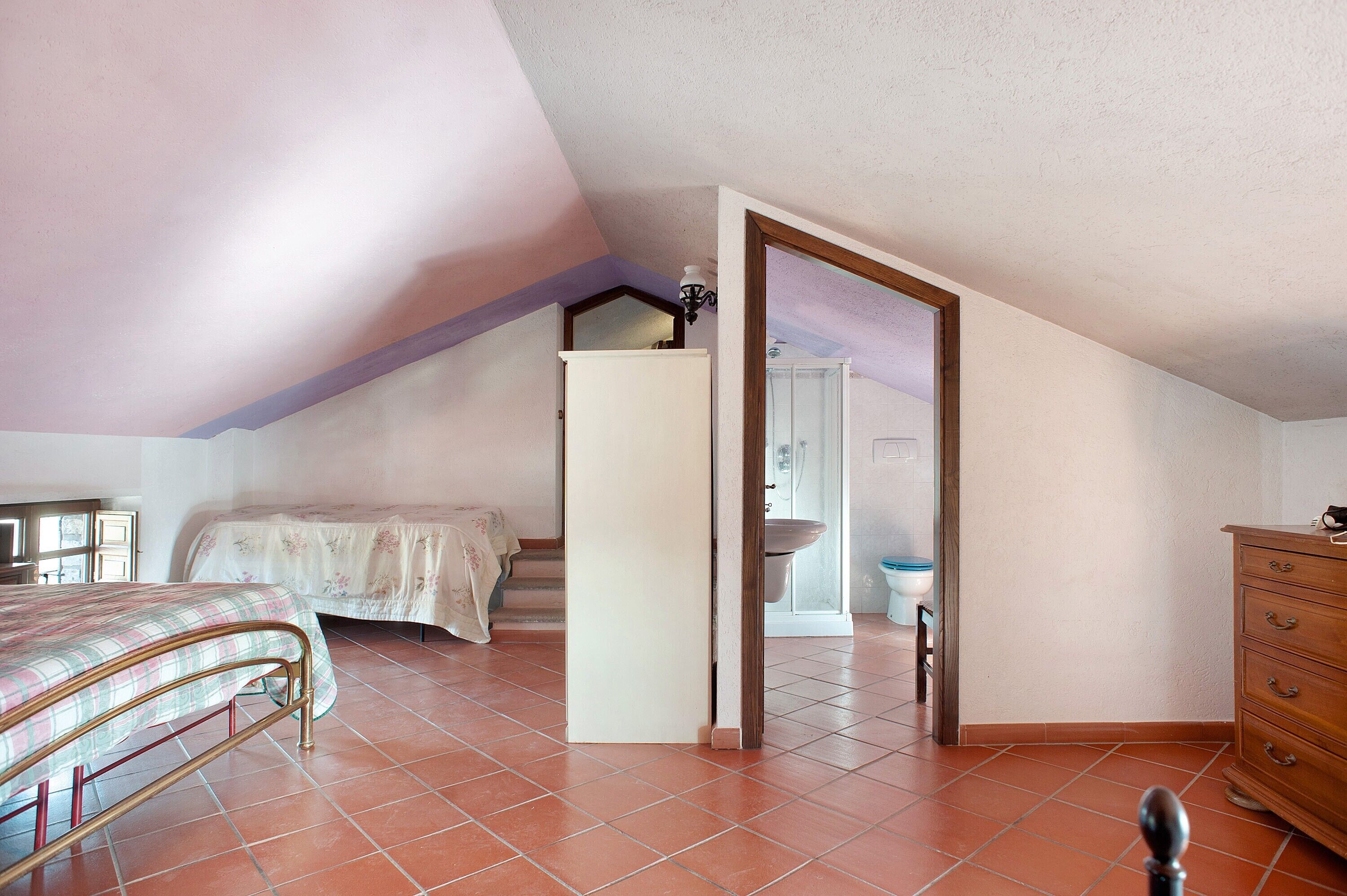 4 habitaciones, tabla de planchar con plancha y ropa de cama 