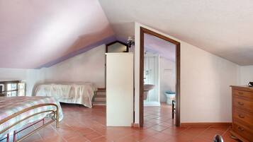 4 habitaciones, tabla de planchar con plancha y ropa de cama