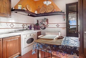 Refrigerador, microondas, parrilla de estufa y cafetera y tetera