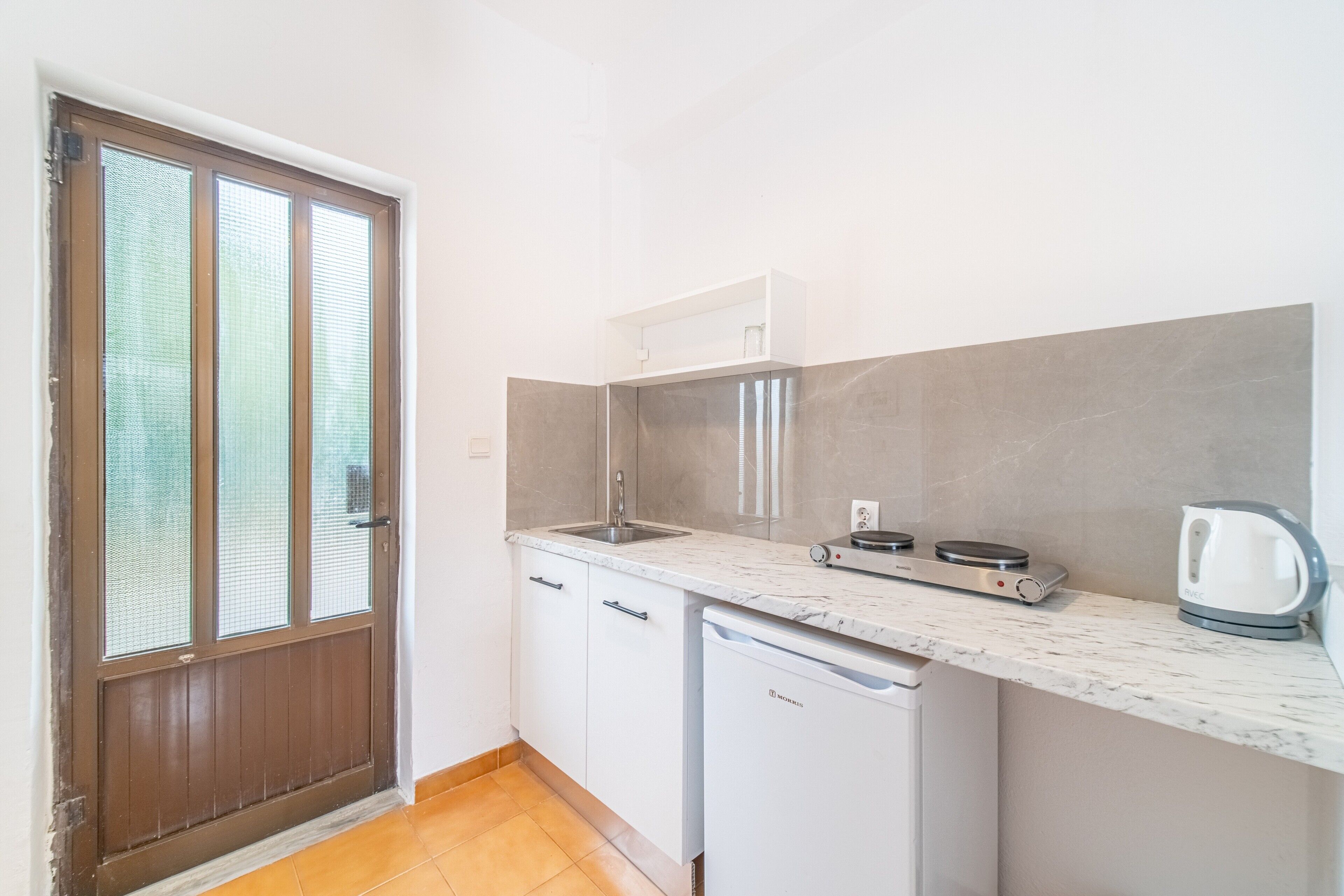 Een koelkast, een kookplaat, een vaatwasser