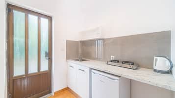 Fridge, stovetop, dishwasher, coffee/tea maker