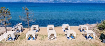 Saint Peter Bay - Basic Room: Vacation Apartment with Shared Pool & Wi-Fi