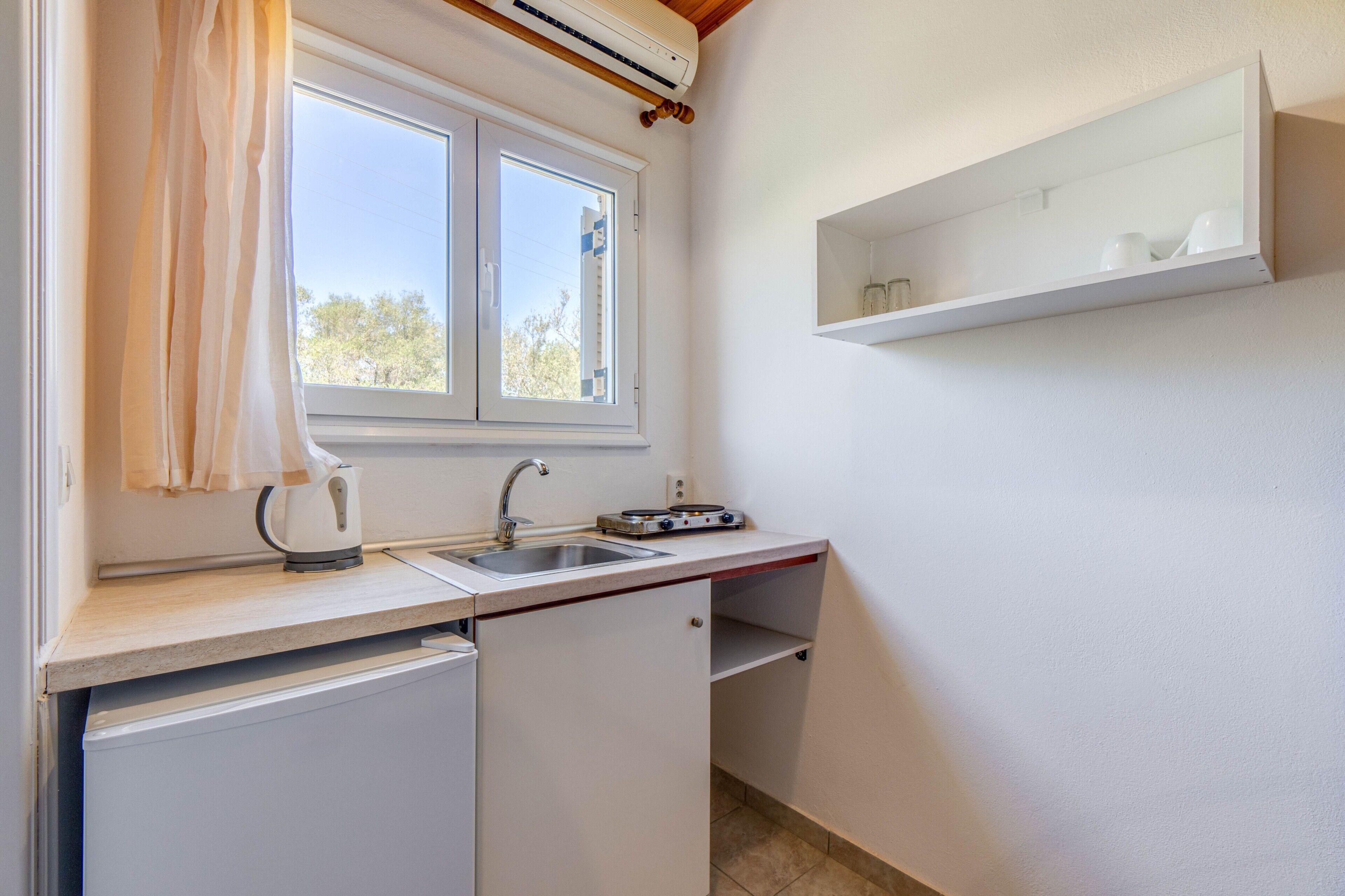 Kühlschrank, Wasserkocher mit Kaffee-/Teezubehör