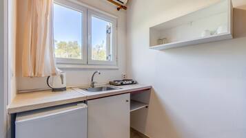 Kühlschrank, Wasserkocher mit Kaffee-/Teezubehör