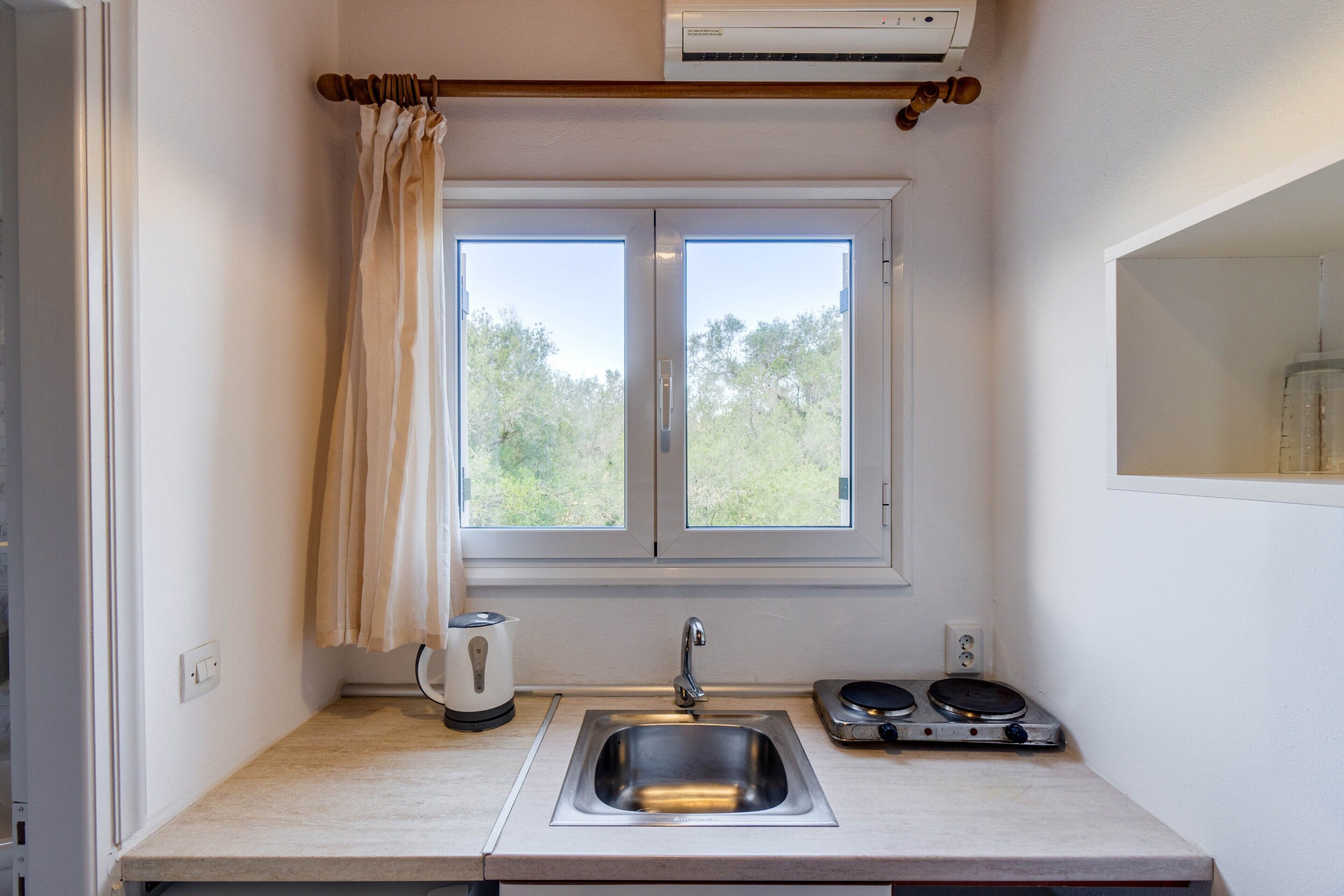 Een koelkast, een koffiezetapparaat/waterkoker