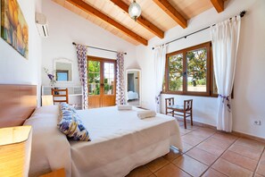 3 bedrooms, iron/ironing board, free WiFi, bed sheets