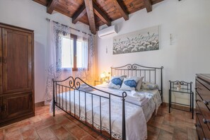 3 slaapkamers, een strijkplank/strijkijzer, gratis wifi, beddengoed