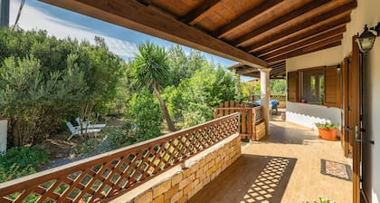 Villa "Rossu" mit Bergblick, privatem Garten, WLAN und Klimaanlage