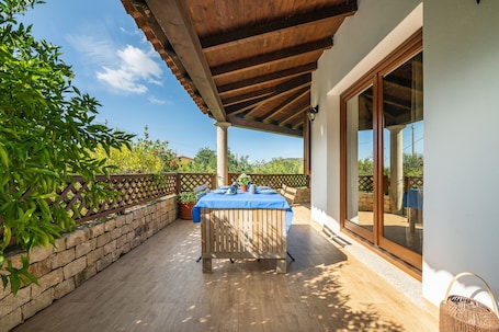 Outdoor dining. Villa "Rossu" with Mountain View, Private Garden, Wi-Fi and Air Conditioning