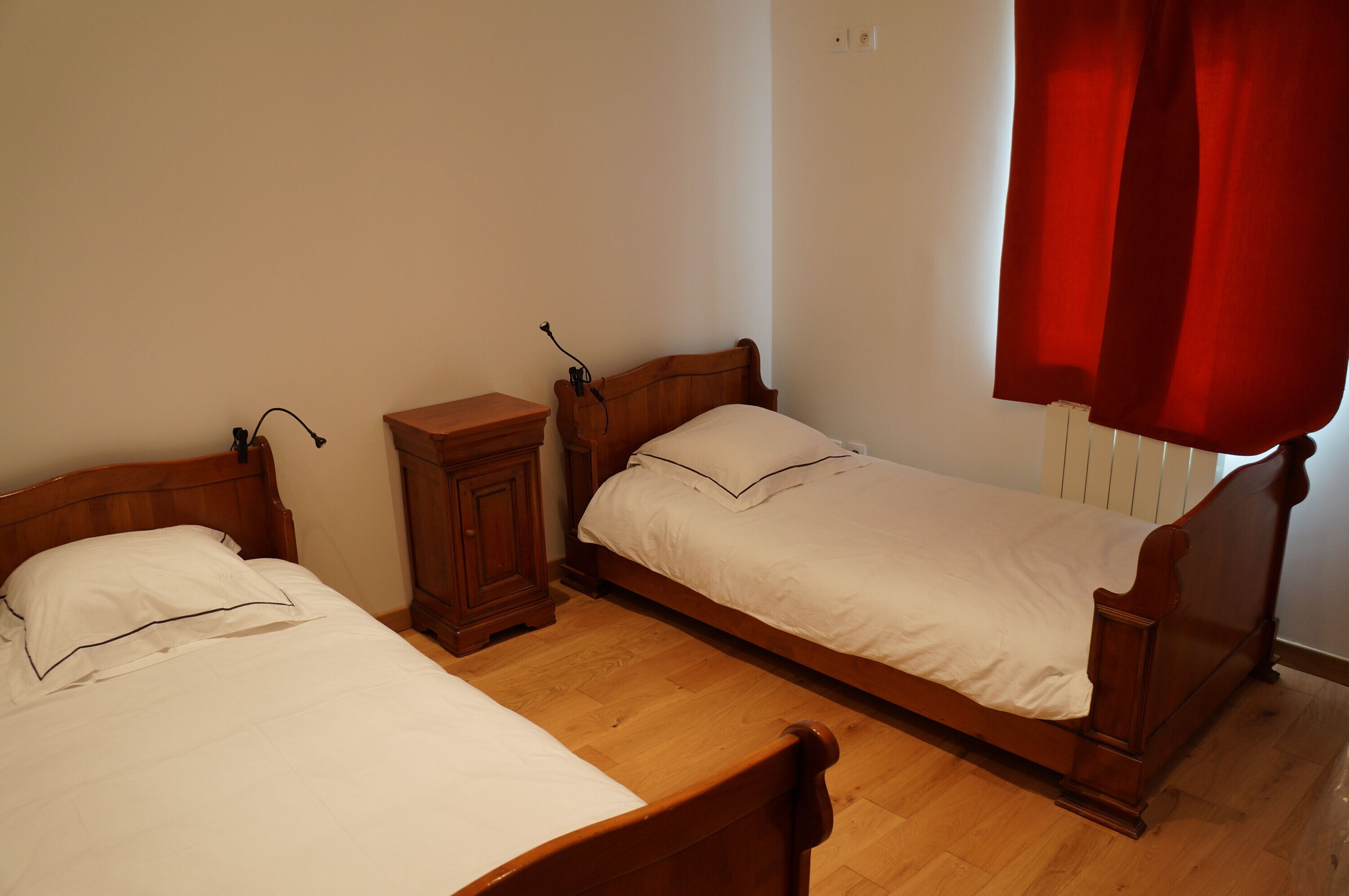 8 chambres, fer et planche à repasser, draps fournis