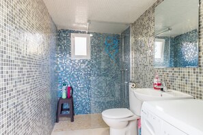 Badewanne, Haartrockner, Handtücher