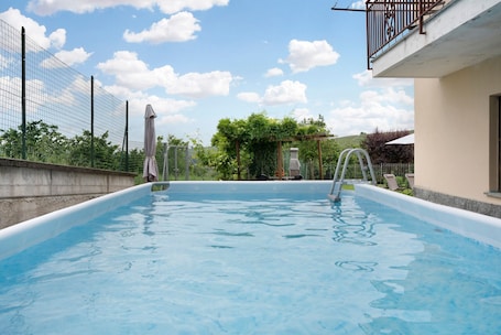 Pool. Holiday Home 'Casa Pianezzo Dogliani' with Mountain View, Private Pool and Wi-Fi