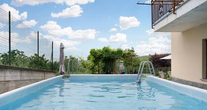 Ferienhaus 'Casa Pianezzo Dogliani' mit Bergblick, privatem Pool und WLAN