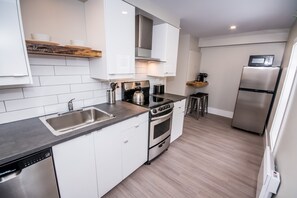 Suite 4, 1 Queen Bed and 1 Double Sofa Bed | Private kitchen | Full-size fridge, microwave, oven, stovetop