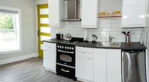 Suite 5, 1 Queen Bed | Private kitchen - Morel Executive Suites (Edmundston)