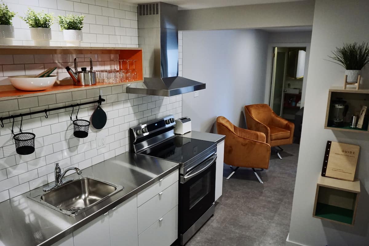 Suite 8, 2 Queen beds | Oppholdsområde | Flatskjerm-TV