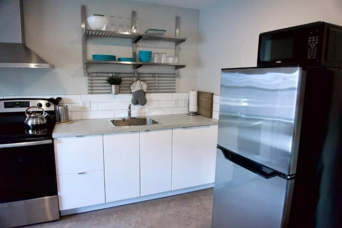 Suite 6, 1 Queen Bed and 1 Twin Sofa Bed | Eget kjøkken | Kaffetrakter/tekoker, kjøleskap, mikrobølgeovn og ovn