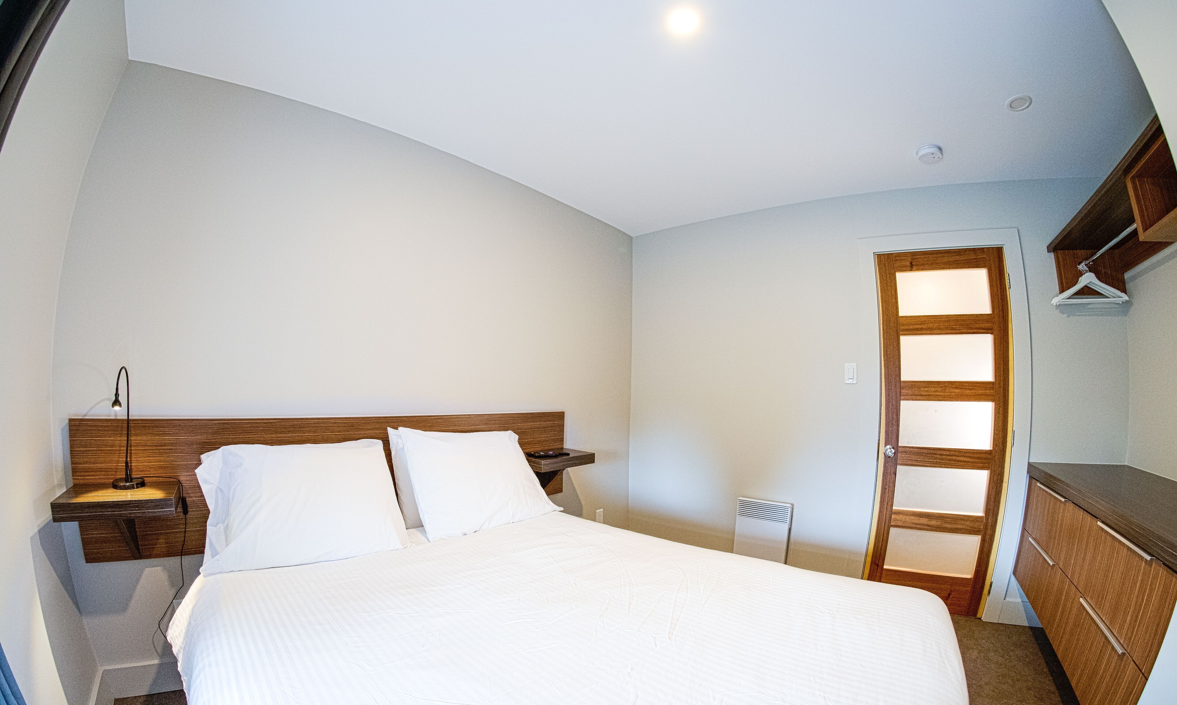 Didekorasi berbeda-beda dan dilengkapi dengan perabotan berbeda-beda