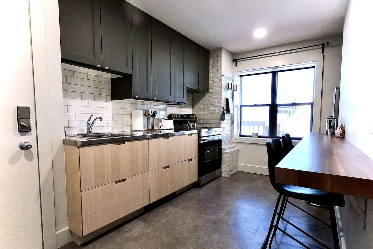 Suite 9, 1 Queen Bed | In-room dining