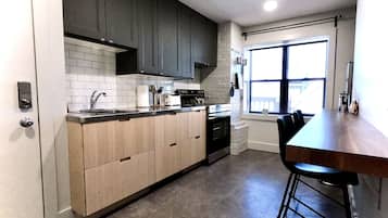 Suite 9, 1 Queen Bed | In-room dining