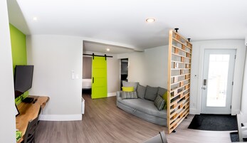 Suite 4, 1 Queen Bed and 1 Double Sofa Bed | Living area | Flat-screen TV