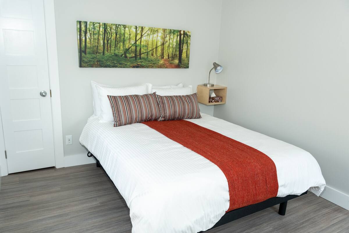 Suite 5, 1 Queen Bed | Skrivebord for bærbar PC, lydisolert og strykejern/-brett