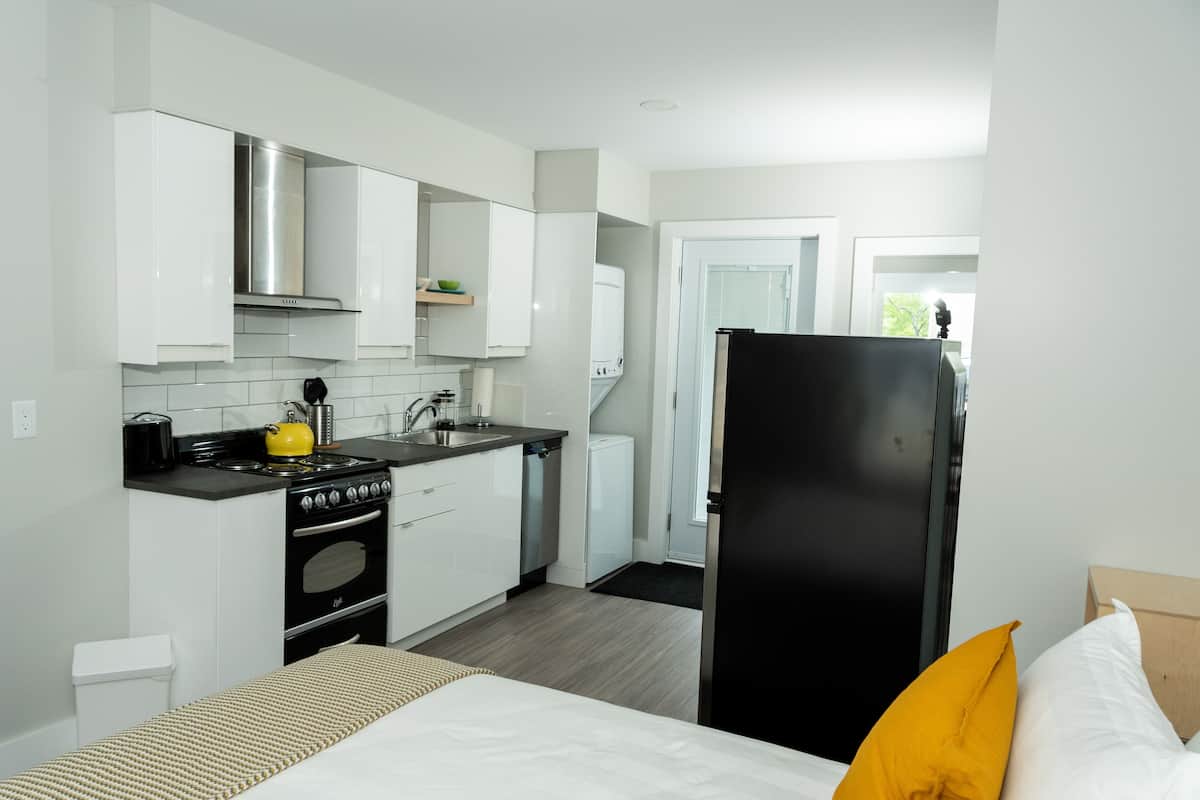 Suite 3, 1 Queen Bed | Eget kjøkken | Kaffetrakter/tekoker, kjøleskap, mikrobølgeovn og ovn