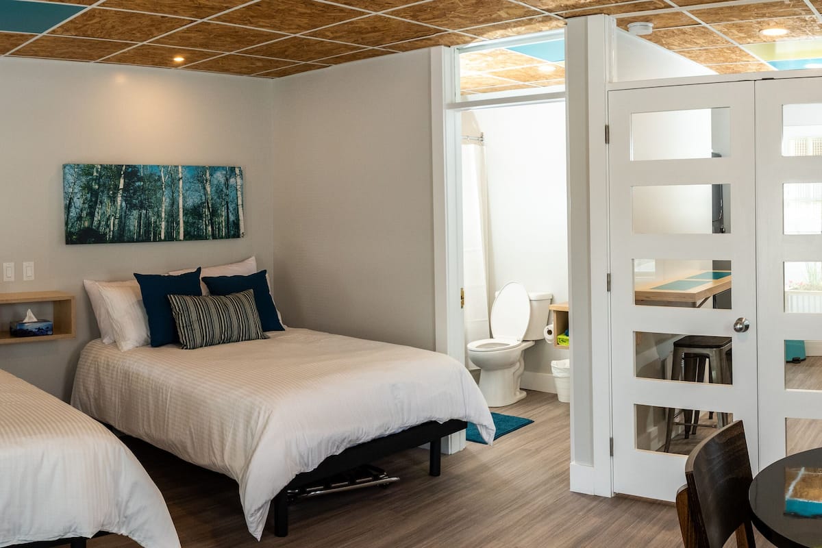 Suite 2, 2 Double Beds | Skrivebord for bærbar PC, lydisolert og strykejern/-brett