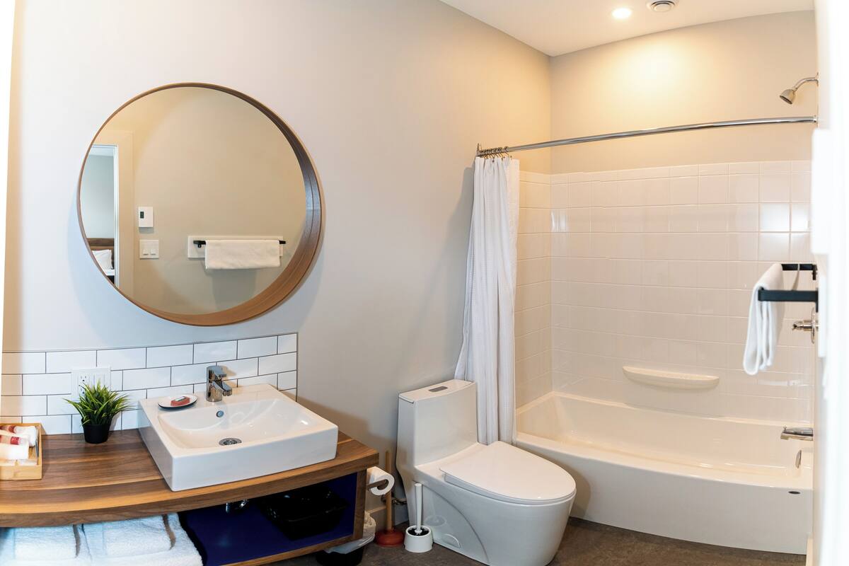 Suite 10, 1 King Bed | Bad | Toalettartikler (inkludert), hårføner, håndklær og såpe
