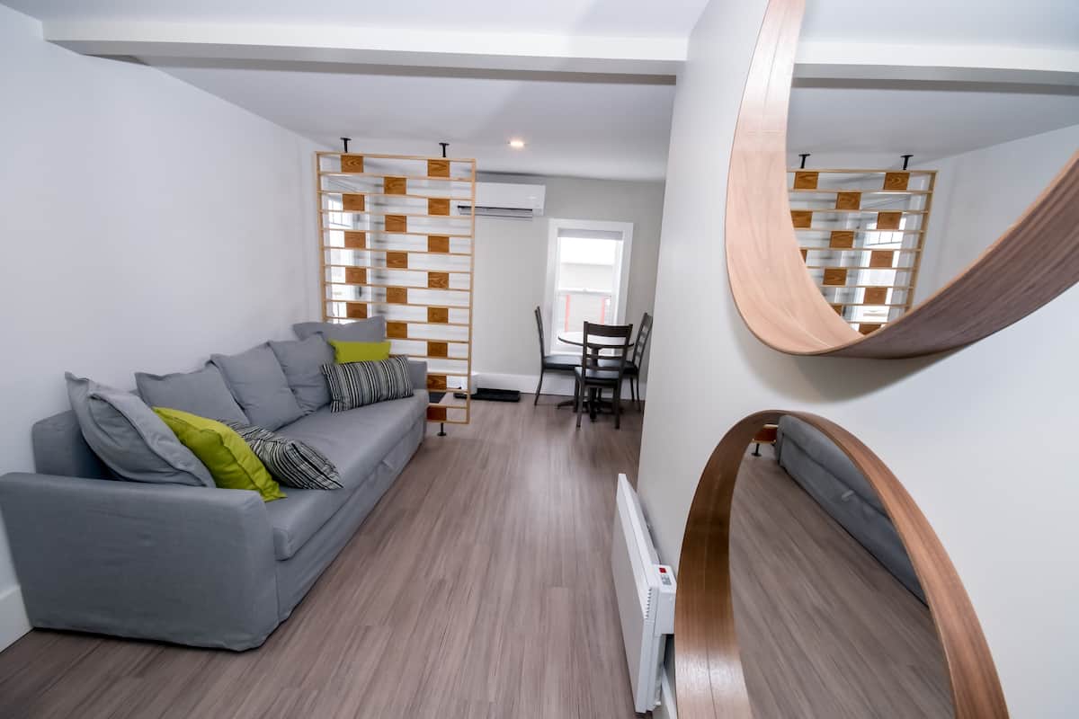 Suite 4, 1 Queen Bed and 1 Double Sofa Bed | Oppholdsområde | Flatskjerm-TV