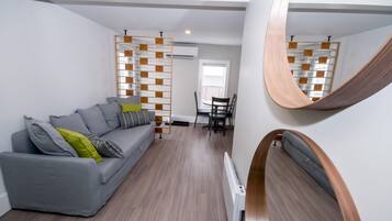 Suite 4, 1 Queen Bed and 1 Double Sofa Bed | Living area | Flat-screen TV