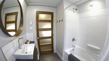 Suite 7, 2 Queen Beds | Badkamer | Gratis toiletartikelen, een haardroger, handdoeken, zeep