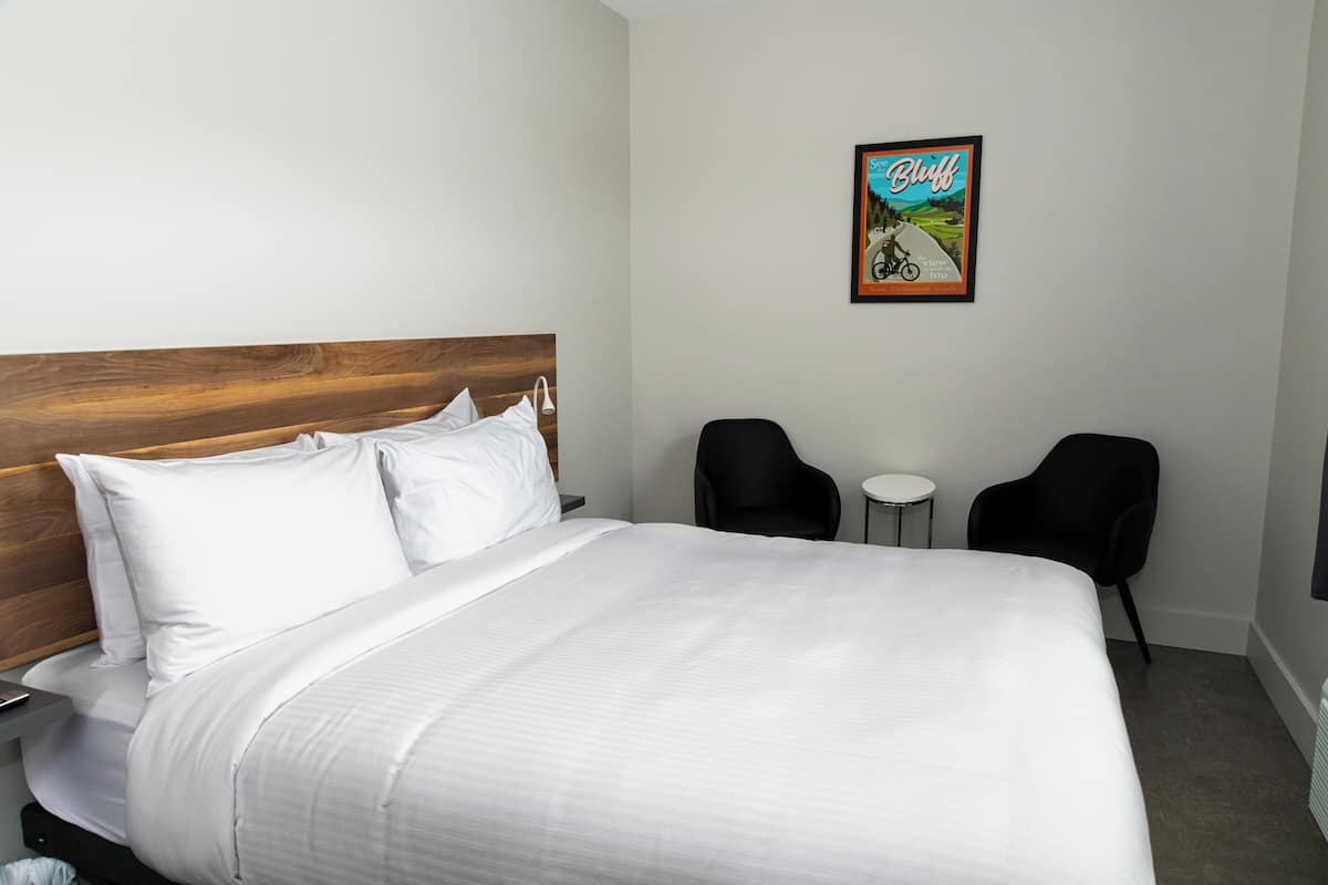 Suite 11, 1 Queen Bed | Skrivebord for bærbar PC, lydisolert og strykejern/-brett