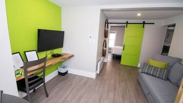Suite 4, 1 Queen Bed and 1 Double Sofa Bed | Individually decorated, individually furnished, laptop workspace