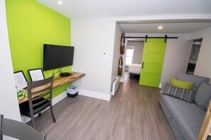 Suite 4, 1 Queen Bed and 1 Double Sofa Bed | Individually decorated, individually furnished, laptop workspace