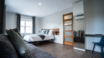Suite 6, 1 Queen Bed and 1 Twin Sofa Bed | 1 bedroom, individually decorated, individually furnished