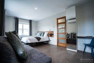 Suite 6, 1 Queen Bed and 1 Twin Sofa Bed | Individually decorated, individually furnished, laptop workspace