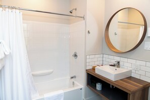 Suite 11, 1 Queen Bed | Badeværelse | Gratis toiletartikler, hårtørrer, håndklæder, Sæbe