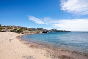 بالقرب من الشاطئ