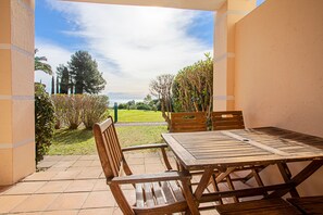 Outdoor dining - Apartment 'Coté Jardin, Villa De Cap Esterel' with Sea View, Shared Pool and Wi-Fi (Saint-Raphaël)