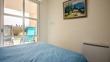 1 slaapkamer, een strijkplank/strijkijzer, gratis wifi, beddengoed