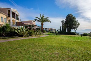 Property grounds - Apartment 'Coté Jardin, Villa De Cap Esterel' with Sea View, Shared Pool and Wi-Fi (Saint-Raphaël)