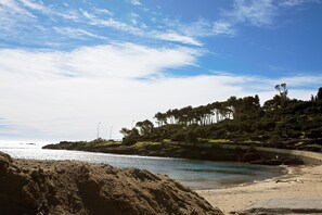 Beach nearby - Apartment 'Coté Jardin, Villa De Cap Esterel' with Sea View, Shared Pool and Wi-Fi (Saint-Raphaël)