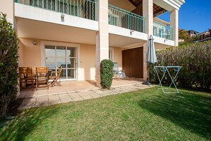 Terrace/patio - Apartment 'Coté Jardin, Villa De Cap Esterel' with Sea View, Shared Pool and Wi-Fi (Saint-Raphaël)