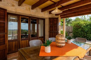 屋外ダイニングエリア