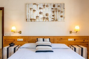 3 habitaciones, escritorio, tabla de planchar con plancha y wifi gratis 