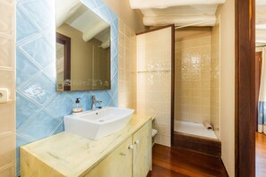 Suihku, ilmaiset hygieniatuotteet, hiustenkuivaaja, pyyhkeet