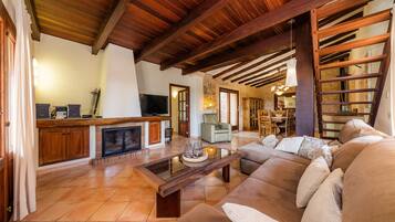 Een televisie, een open haard, een dvd-speler en een tafeltennistafel